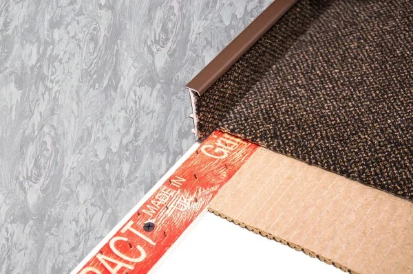 Плинтус для ковролина Korner Listwa 105 Темно-коричневый 2,5м (50мм) в Томске