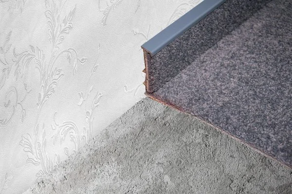 Плинтус для ковролина Korner Listwa 108 Графит 2,5м (50мм) в Томске